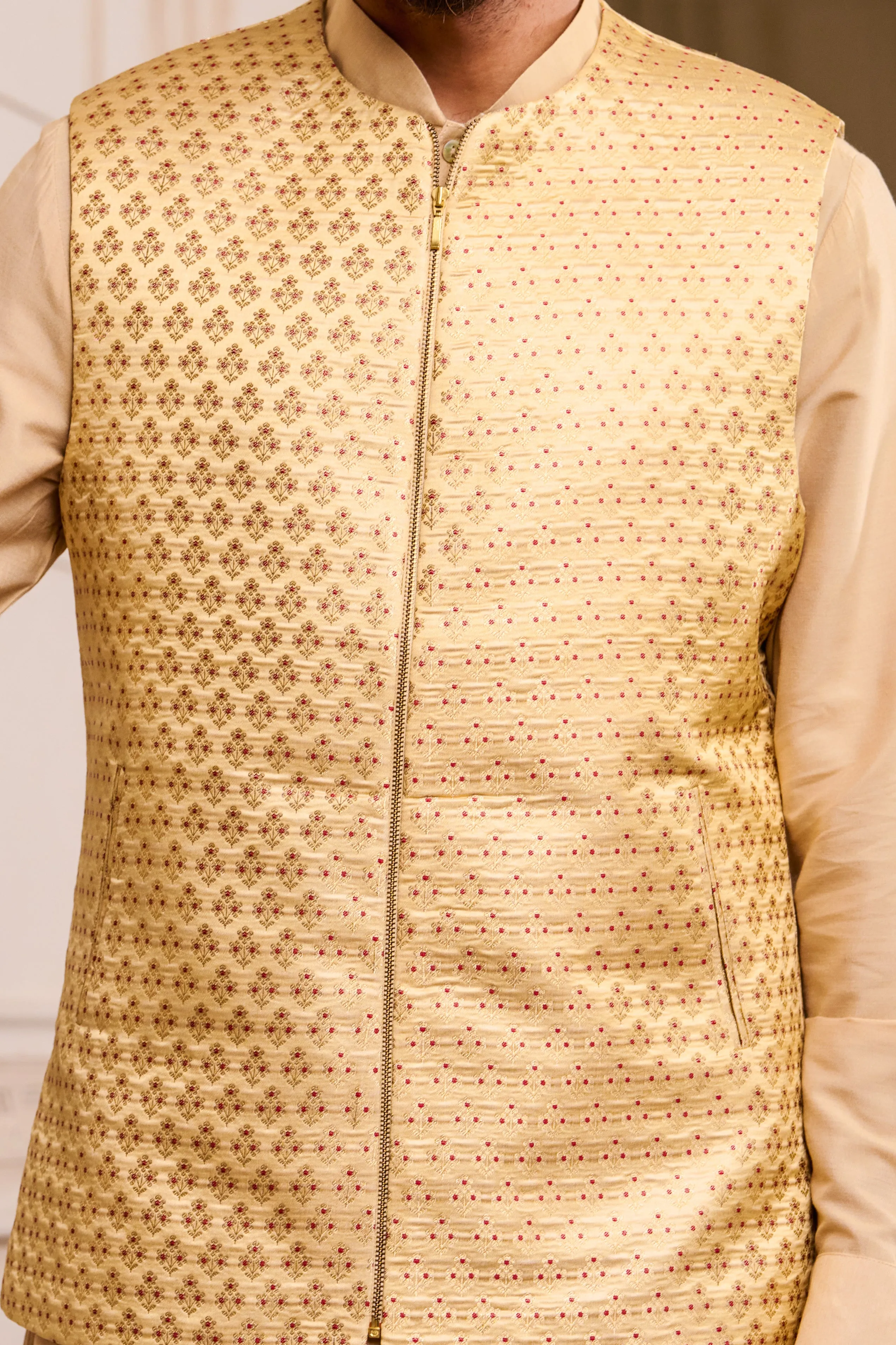 Brocade Round Neck Bundi With Zipper Detail