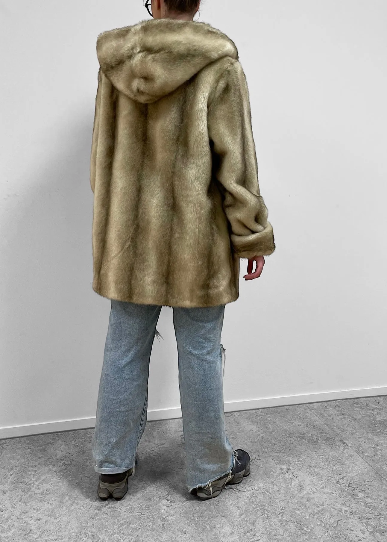 Certainly! To optimize the e-commerce product title, we should include key descriptors that highlight important features, appeal to potential buyers, and improve searchability. Heres an optimized version:

Dennis Basso Luxurious Mid-Length Faux Fur Coat for Women - Chic and Elegant Design